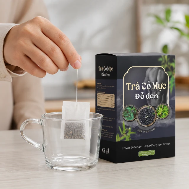 Đặt một túi Trà Cỏ Mực Đỗ Đen vào ly sạch.